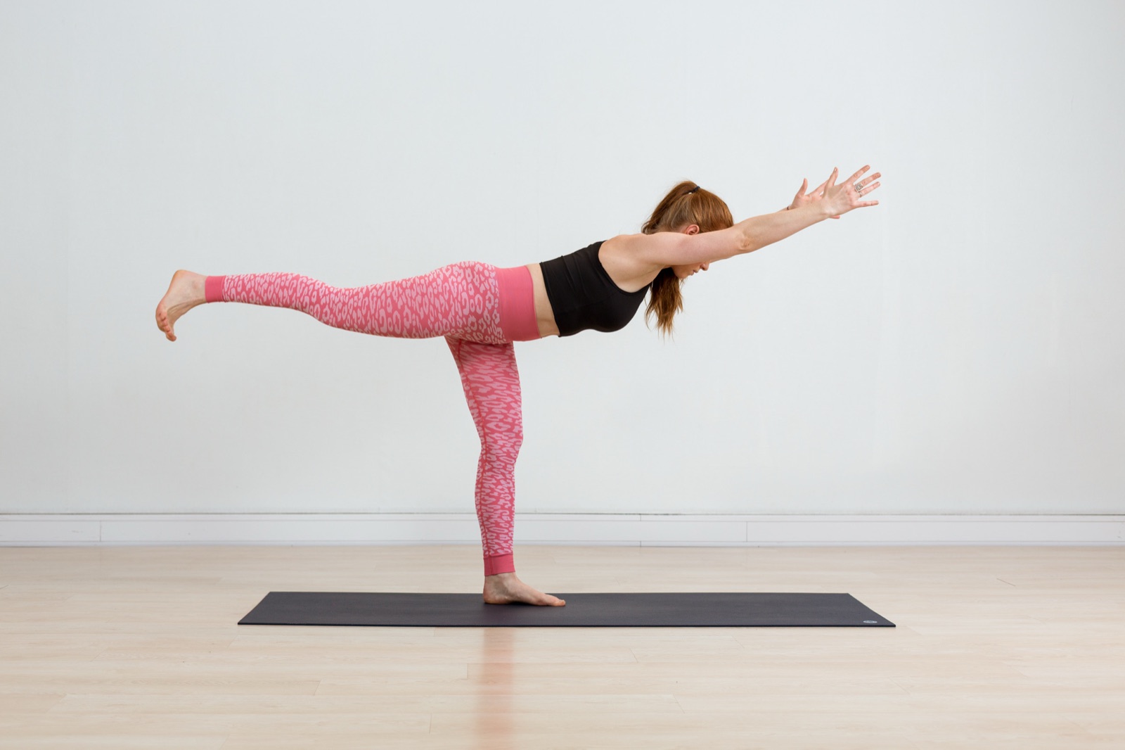 Håndleddene er det første som gir opp i yoga — og det første de fleste glemmer å varme opp