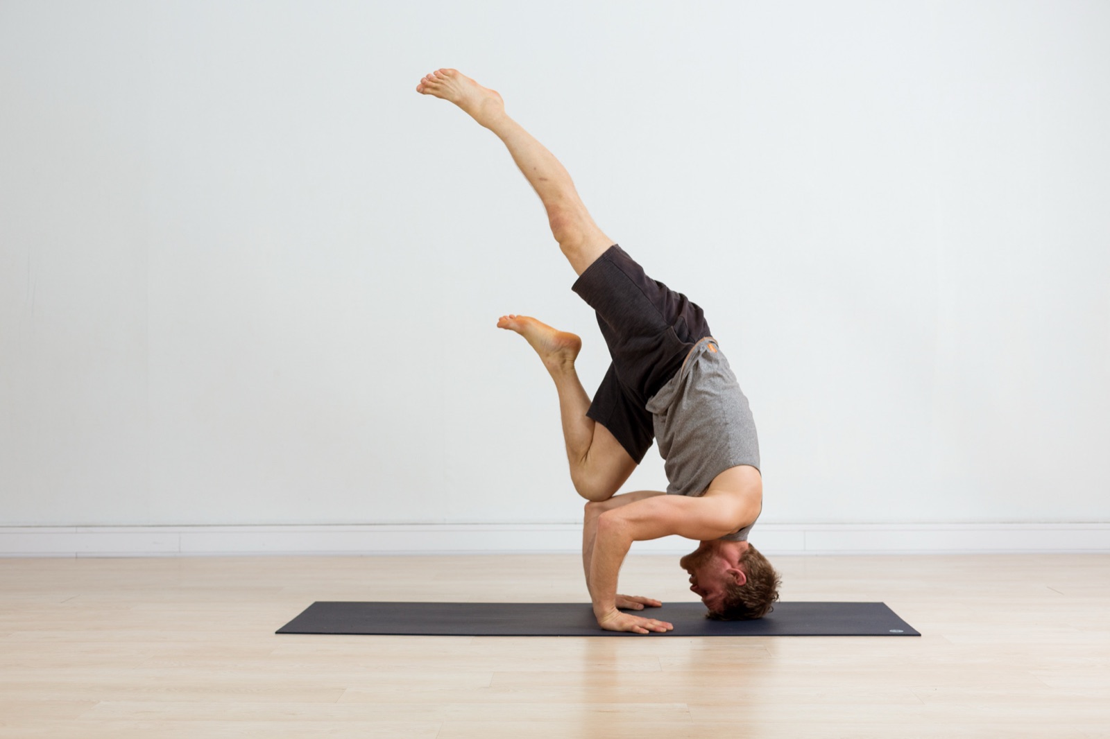 Hvorfor kjeven din sitter spent — og hva det har med fødselen å gjøre