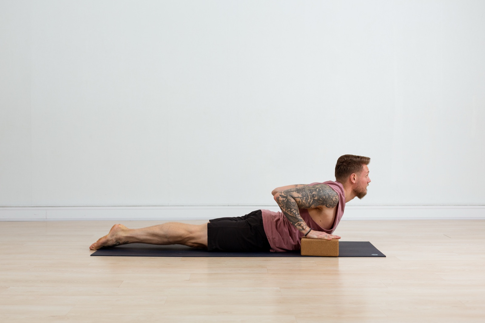 Å gi slipp er ikke passivitet — det er den hardeste øvelsen i yoga