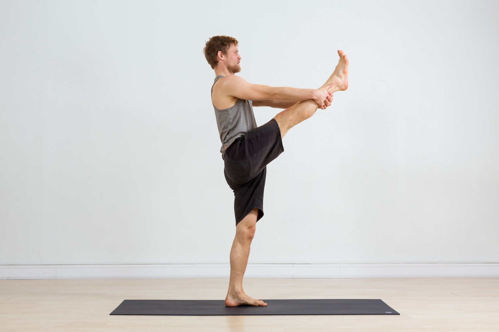 Skuldrene dine er ikke bare stive — de er fastlåst i én posisjon hele dagen